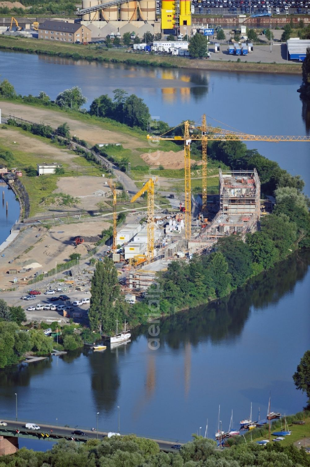 Offenbach from the bird's eye view: View of theconstruction site on the Main Island in Offenbach in Hesse. Here the ABG FRANKFURT HOLDING housing and investment company Ltd builds a residential complex with 30 condominiums