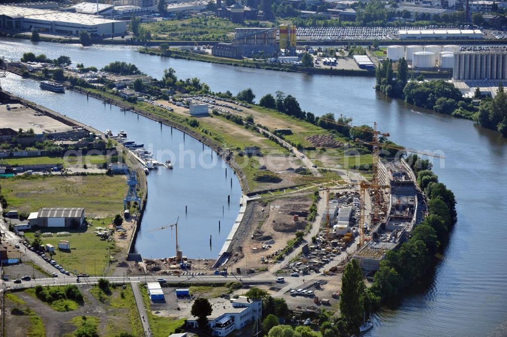 Offenbach from above - View of theconstruction site on the Main Island in Offenbach in Hesse. Here the ABG FRANKFURT HOLDING housing and investment company Ltd builds a residential complex with 30 condominiums