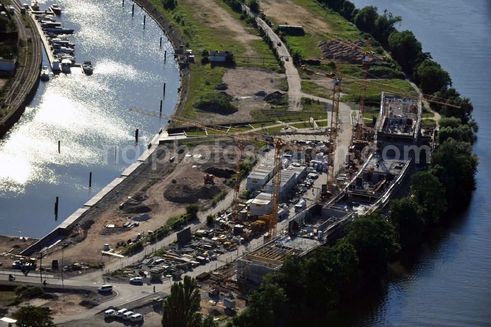 Offenbach from the bird's eye view: View of theconstruction site on the Main Island in Offenbach in Hesse. Here the ABG FRANKFURT HOLDING housing and investment company Ltd builds a residential complex with 30 condominiums