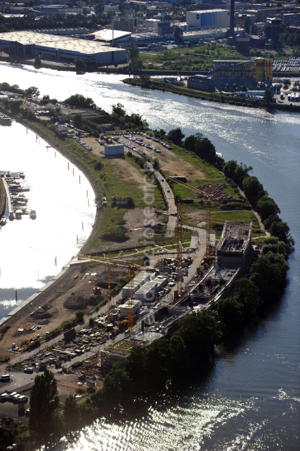 Aerial image Offenbach - View of theconstruction site on the Main Island in Offenbach in Hesse. Here the ABG FRANKFURT HOLDING housing and investment company Ltd builds a residential complex with 30 condominiums