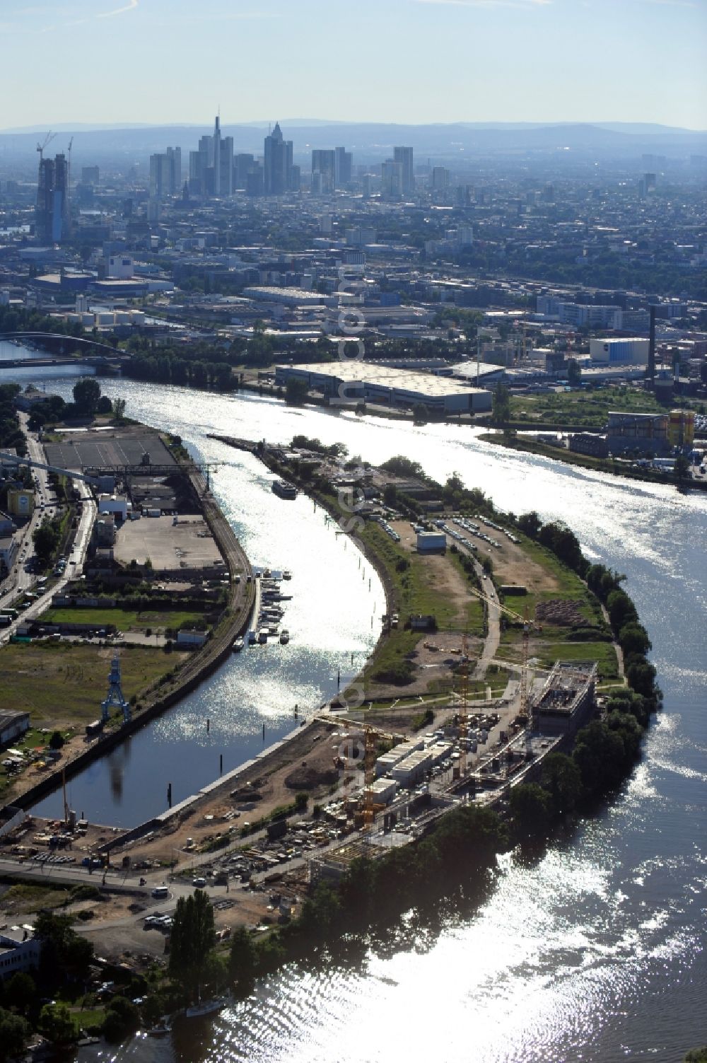 Aerial photograph Offenbach - View of theconstruction site on the Main Island in Offenbach in Hesse. Here the ABG FRANKFURT HOLDING housing and investment company Ltd builds a residential complex with 30 condominiums