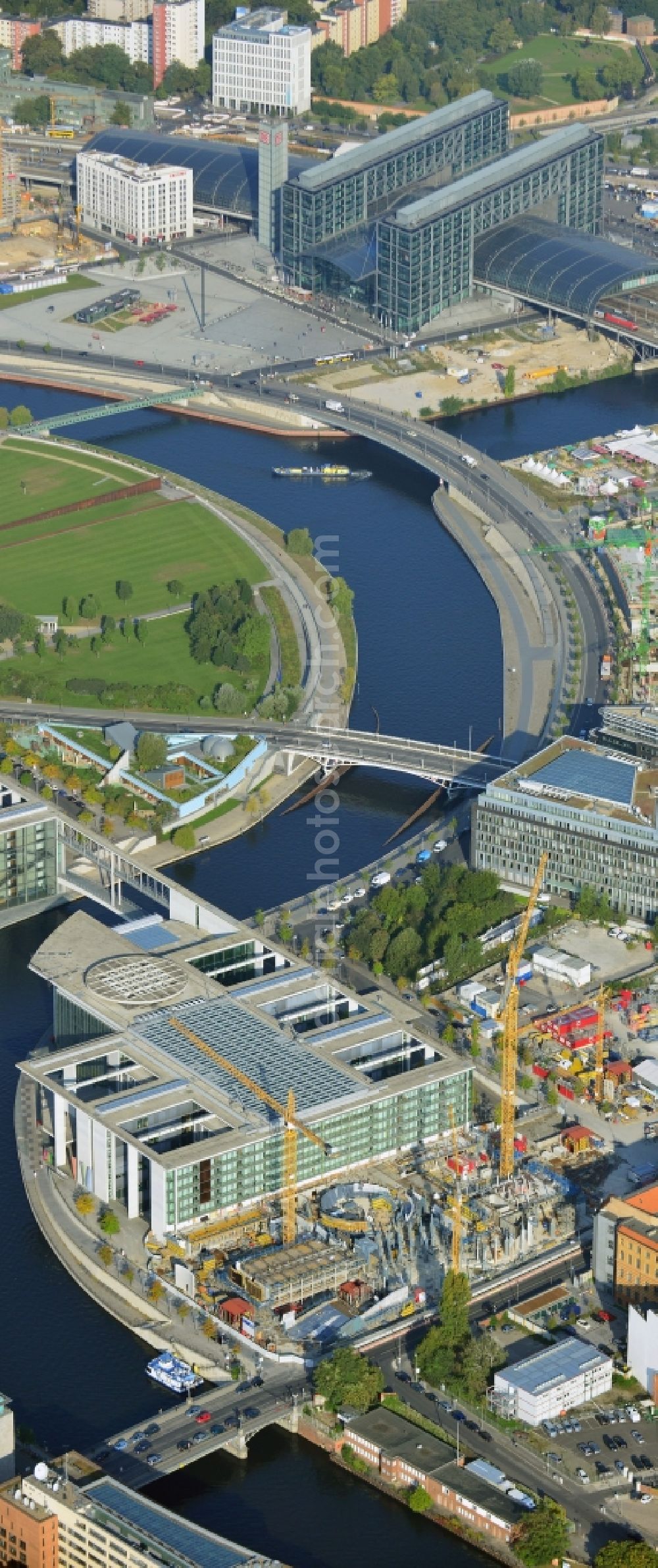 Berlin from the bird's eye view: Extension building site of the government building Marie-Elisabeth-Lüders-Haus in the city centre Berlin