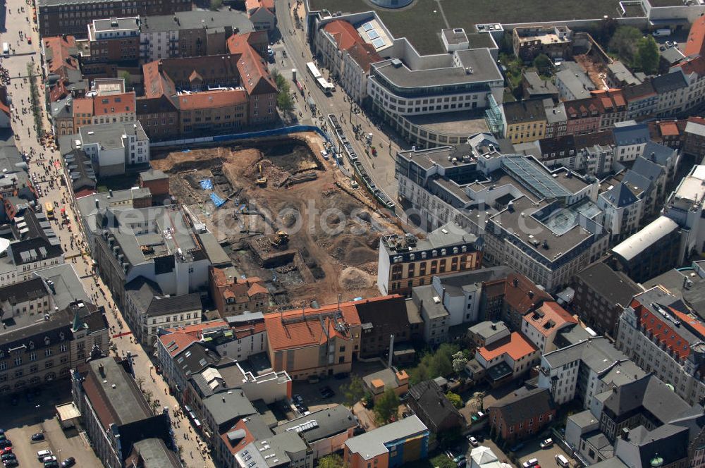 Aerial photograph Schwerin - Blick auf die Baustelle des Neubau der Marienplatz-Galerie in der Innenstadt von Schwerin. Das Bauvorhaben ist ein Projekt der Aachen Münchener und Tenkhoff Properties.