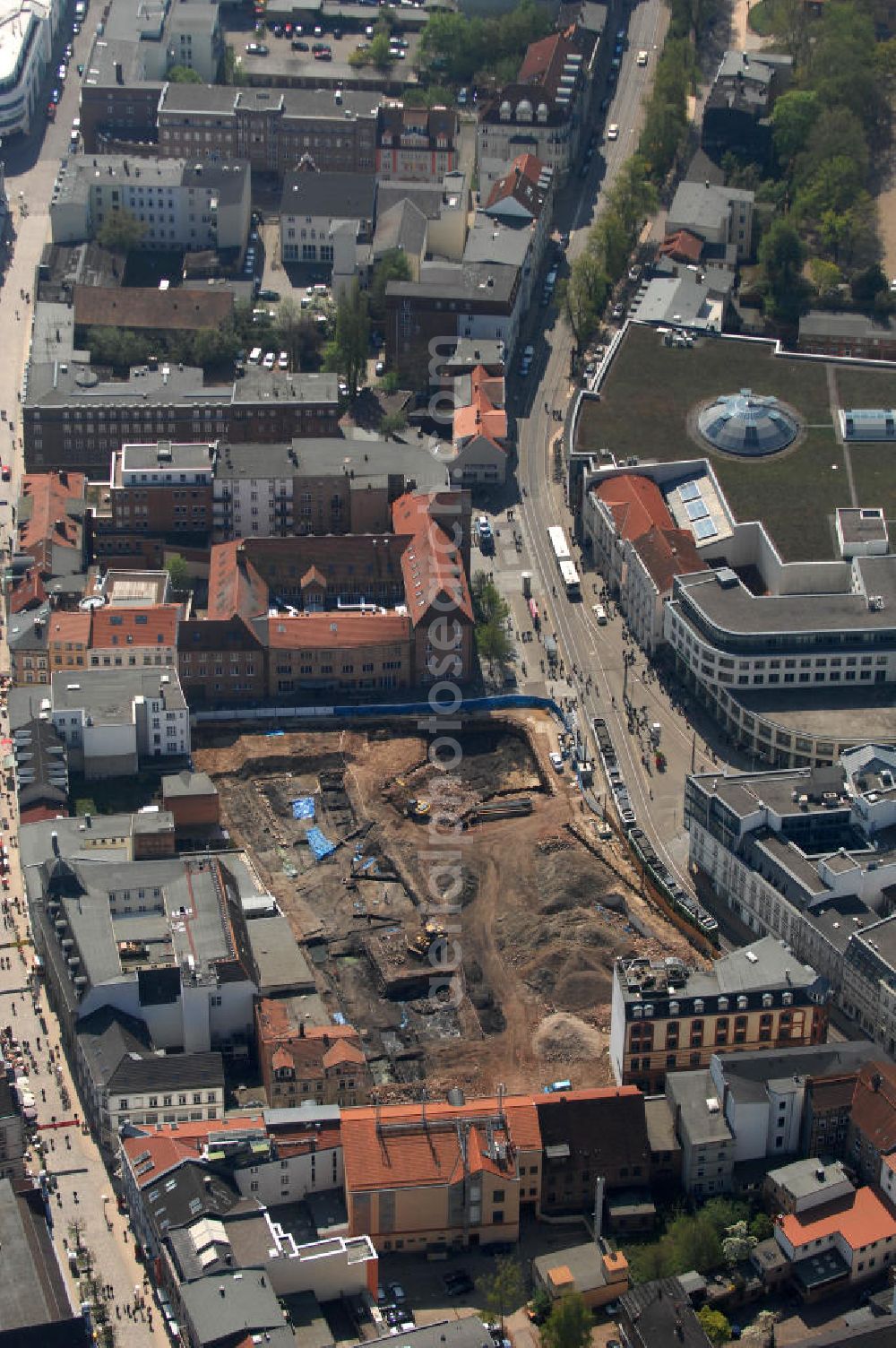 Schwerin from the bird's eye view: Blick auf die Baustelle des Neubau der Marienplatz-Galerie in der Innenstadt von Schwerin. Das Bauvorhaben ist ein Projekt der Aachen Münchener und Tenkhoff Properties.