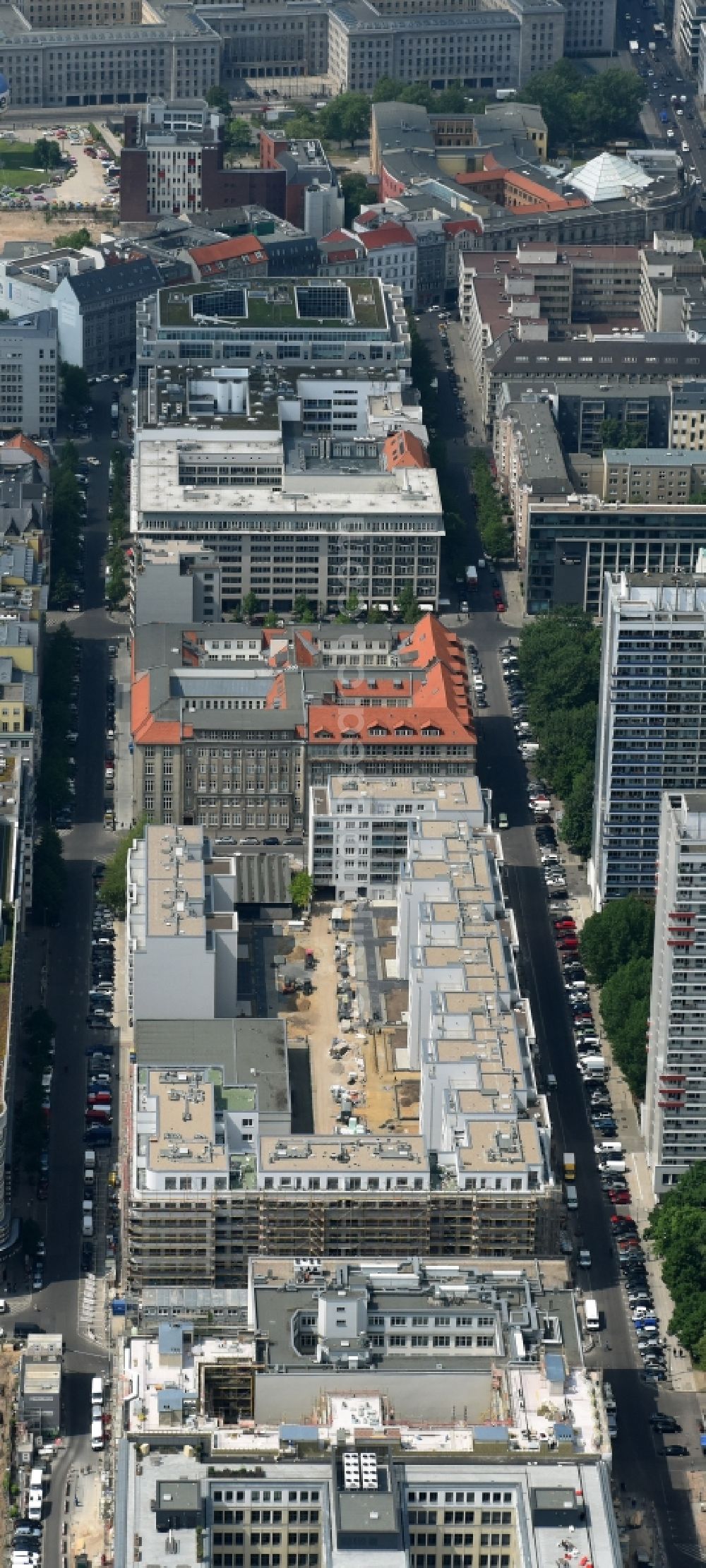 Berlin from the bird's eye view: Constuction site Markgrafenkarree in the Krausenstrasse - Jerusalemer Strasse in Berlin. The building was commissioned by the Axel Springer AG and implemented by the architects Thomas Mueller, Ivan Reimann and Stefan Forster