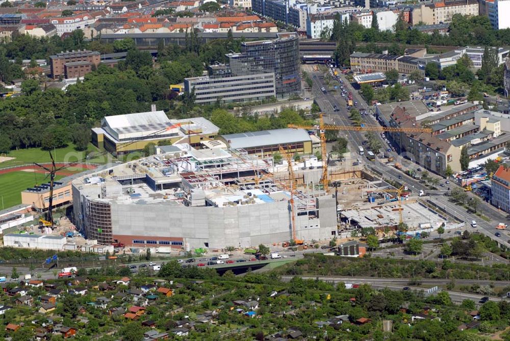 Berlin from above - Blick auf die Baustelle des Möbelhauses Höffner am Sachsendamm (Projektleiterin Renate Pillat von der Krieger Grundstück GmbH).40 000 Quadratmeter Verkaufsfläche und 30 000 Quadratmeter Lagerfläche verteilen sich im fünfgeschossigen Gebäude auf dem 70 000-Quadratmeter-Areal. Investor Kurt Krieger steckt 100 Millionen Euro in das Objekt, das der Flagship-Store der Höffner-Häuser werden soll. Die Eröffnung ist voraussichtlich im zweiten Halbjahr 2006. Der rechteckige Kastenbau soll durch das verbaute weiße und rote Glas transparent wirken. Weißer Beton mit Klinkerecken sorgt für Kontraste. Es gibt sowohl oberirdische Parkplätze als auch Stellplätze in der Tiefgarage. Bezirk und Investor haben vereinbart, daß das Gebäude ein Grasdach bekommen soll. Höffner wird am Sachsendamm, der eigens für das Möbelhaus neue Abbiegespuren erhält, auch Bäume pflanzen. Ausführende Baufirma ist die Klebl GmbH,Gößweinstraße 2,92318 Neumarkt,Tel.: (0 91 81) 9 00-0,frank.michaela@klebl.de,E-Mail: klebl@klebl.de