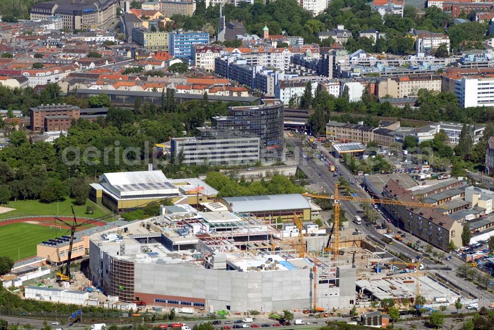 Berlin from the bird's eye view: Blick auf die Baustelle des Möbelhauses Höffner am Sachsendamm (Projektleiterin Renate Pillat von der Krieger Grundstück GmbH).40 000 Quadratmeter Verkaufsfläche und 30 000 Quadratmeter Lagerfläche verteilen sich im fünfgeschossigen Gebäude auf dem 70 000-Quadratmeter-Areal. Investor Kurt Krieger steckt 100 Millionen Euro in das Objekt, das der Flagship-Store der Höffner-Häuser werden soll. Die Eröffnung ist voraussichtlich im zweiten Halbjahr 2006. Der rechteckige Kastenbau soll durch das verbaute weiße und rote Glas transparent wirken. Weißer Beton mit Klinkerecken sorgt für Kontraste. Es gibt sowohl oberirdische Parkplätze als auch Stellplätze in der Tiefgarage. Bezirk und Investor haben vereinbart, daß das Gebäude ein Grasdach bekommen soll. Höffner wird am Sachsendamm, der eigens für das Möbelhaus neue Abbiegespuren erhält, auch Bäume pflanzen. Ausführende Baufirma ist die Klebl GmbH,Gößweinstraße 2,92318 Neumarkt,Tel.: (0 91 81) 9 00-0,frank.michaela@klebl.de,E-Mail: klebl@klebl.de