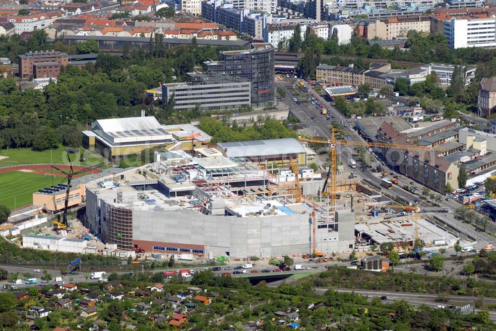 Aerial image Berlin - Blick auf die Baustelle des Möbelhauses Höffner am Sachsendamm (Projektleiterin Renate Pillat von der Krieger Grundstück GmbH).40 000 Quadratmeter Verkaufsfläche und 30 000 Quadratmeter Lagerfläche verteilen sich im fünfgeschossigen Gebäude auf dem 70 000-Quadratmeter-Areal. Investor Kurt Krieger steckt 100 Millionen Euro in das Objekt, das der Flagship-Store der Höffner-Häuser werden soll. Die Eröffnung ist voraussichtlich im zweiten Halbjahr 2006. Der rechteckige Kastenbau soll durch das verbaute weiße und rote Glas transparent wirken. Weißer Beton mit Klinkerecken sorgt für Kontraste. Es gibt sowohl oberirdische Parkplätze als auch Stellplätze in der Tiefgarage. Bezirk und Investor haben vereinbart, daß das Gebäude ein Grasdach bekommen soll. Höffner wird am Sachsendamm, der eigens für das Möbelhaus neue Abbiegespuren erhält, auch Bäume pflanzen. Ausführende Baufirma ist die Klebl GmbH,Gößweinstraße 2,92318 Neumarkt,Tel.: (0 91 81) 9 00-0,frank.michaela@klebl.de,E-Mail: klebl@klebl.de