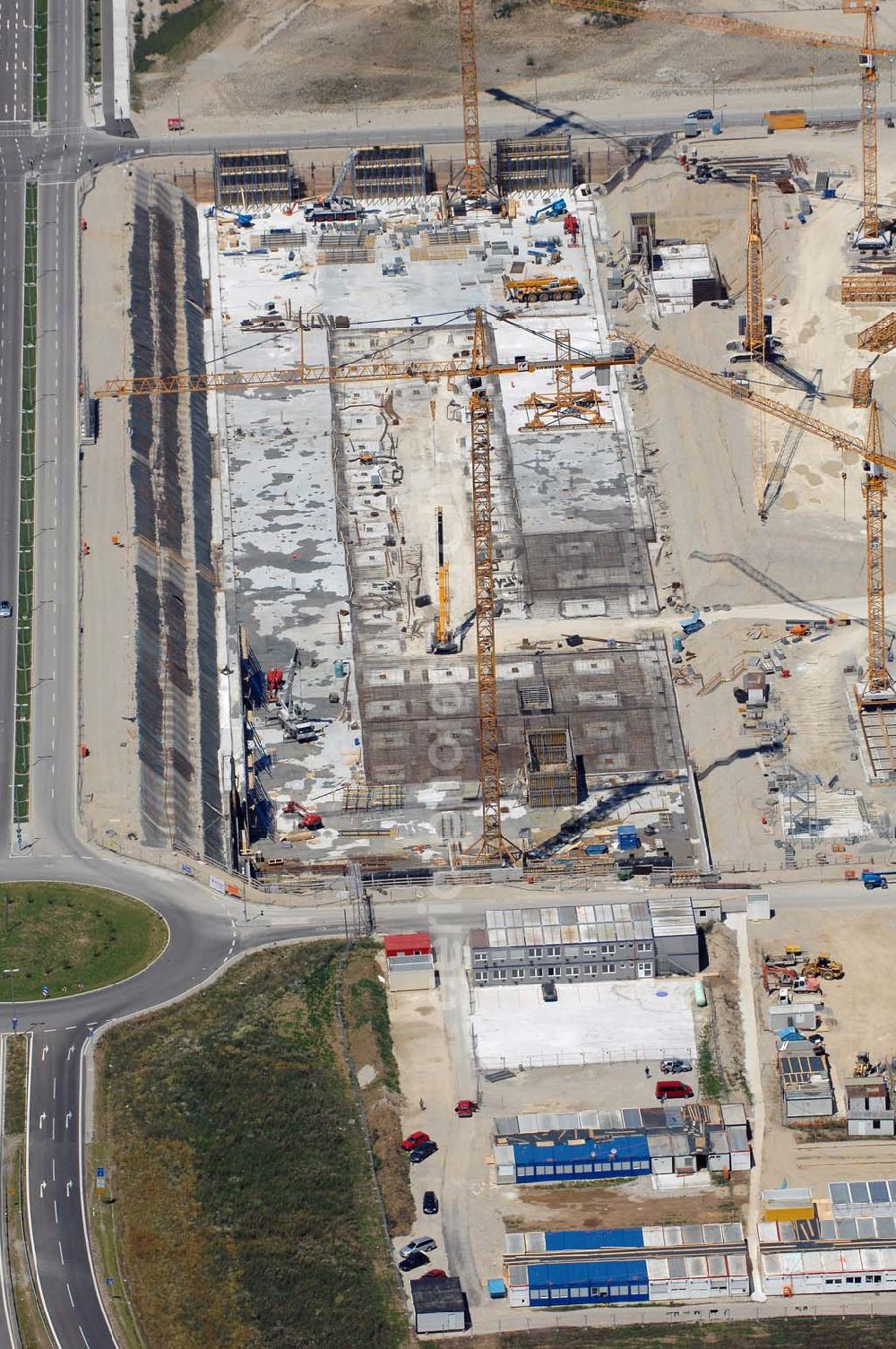 München from above - Blick auf die Baustelle des Möbelhauses Höffner an der Hans-Steinkohl-Strasse im Südwesten Münchens Ausführende Baufirma ist die Klebl GmbH,Gößweinstraße 2,92318 Neumarkt,Tel.: (0 91 81) 9 00-0 frank.michaela@klebl.de,E-Mail: klebl@klebl.de