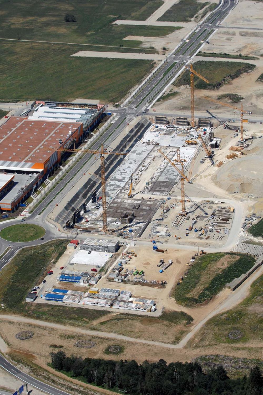 Aerial image München - Blick auf die Baustelle des Möbelhauses Höffner an der Hans-Steinkohl-Strasse im Südwesten Münchens Ausführende Baufirma ist die Klebl GmbH,Gößweinstraße 2,92318 Neumarkt,Tel.: (0 91 81) 9 00-0 frank.michaela@klebl.de,E-Mail: klebl@klebl.de