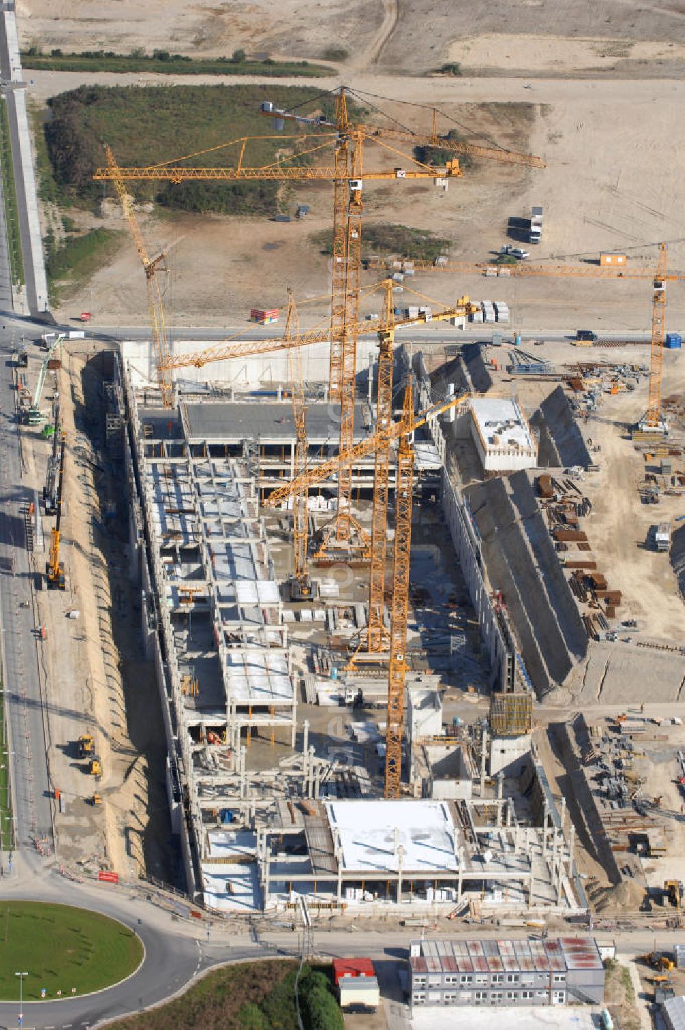 Aerial photograph MÜNCHEN - Blick auf die Baustelle des Möbelhauses Höffner an der Hans-Steinkohl-Strasse im Südwesten Münchens Ausführende Baufirma ist die Klebl GmbH,Gößweinstraße 2,92318 Neumarkt,Tel.: (0 91 81) 9 00-0,frank.michaela@klebl.de,E-Mail: klebl@klebl.de