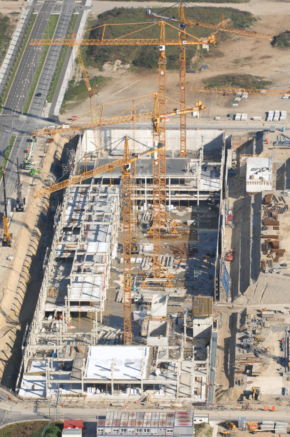 MÜNCHEN from above - Blick auf die Baustelle des Möbelhauses Höffner an der Hans-Steinkohl-Strasse im Südwesten Münchens Ausführende Baufirma ist die Klebl GmbH,Gößweinstraße 2,92318 Neumarkt,Tel.: (0 91 81) 9 00-0,frank.michaela@klebl.de,E-Mail: klebl@klebl.de