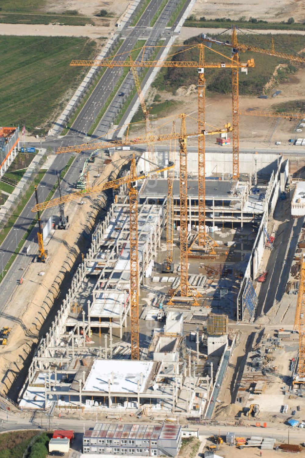 MÜNCHEN from the bird's eye view: Blick auf die Baustelle des Möbelhauses Höffner an der Hans-Steinkohl-Strasse im Südwesten Münchens Ausführende Baufirma ist die Klebl GmbH,Gößweinstraße 2,92318 Neumarkt,Tel.: (0 91 81) 9 00-0,frank.michaela@klebl.de,E-Mail: klebl@klebl.de