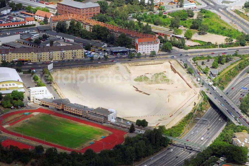 Aerial image Berlin - Blick auf die Baustelle des Möbelhauses Höffner am Sachsendamm ( Projektleiterin Renate Pillat von der Krieger Grundstück GmbH).40 000 Quadratmeter Verkaufsfläche und 30 000 Quadratmeter Lagerfläche verteilen sich im fünfgeschossigen Gebäude auf dem 70 000-Quadratmeter-Areal. Investor Kurt Krieger steckt 100 Millionen Euro in das Objekt, das der Flagship-Store der Höffner-Häuser werden soll. Ausführende Baufirma ist die Klebl GmbH,Gößweinstraße 2,92318 Neumarkt,Tel.: (0 91 81) 9 00-0 ,fr?????????????????????????????????????????????