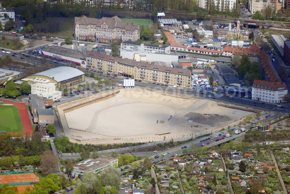 Aerial photograph Berlin - Blick auf die Baustelle des Möbelhauses Höffner am Sachsendamm ( Projektleiterin Renate Pillat von der Krieger Grundstück GmbH).40 000 Quadratmeter Verkaufsfläche und 30 000 Quadratmeter Lagerfläche verteilen sich im fünfgeschossigen Gebäude auf dem 70 000-Quadratmeter-Areal. Investor Kurt Krieger steckt 100 Millionen Euro in das Objekt, das der Flagship-Store der Höffner-Häuser werden soll. Ausführende Baufirma ist die Klebl GmbH,Gößweinstraße 2,92318 Neumarkt,Tel.: (0 91 81) 9 00-0 ,frank.michaela@klebl.de,E-Mail: klebl@klebl.de