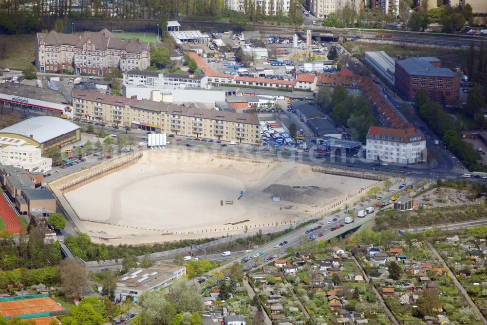 Berlin from above - Blick auf die Baustelle des Möbelhauses Höffner am Sachsendamm ( Projektleiterin Renate Pillat von der Krieger Grundstück GmbH).40 000 Quadratmeter Verkaufsfläche und 30 000 Quadratmeter Lagerfläche verteilen sich im fünfgeschossigen Gebäude auf dem 70 000-Quadratmeter-Areal. Investor Kurt Krieger steckt 100 Millionen Euro in das Objekt, das der Flagship-Store der Höffner-Häuser werden soll. Ausführende Baufirma ist die Klebl GmbH,Gößweinstraße 2,92318 Neumarkt,Tel.: (0 91 81) 9 00-0 ,frank.michaela@klebl.de,E-Mail: klebl@klebl.de