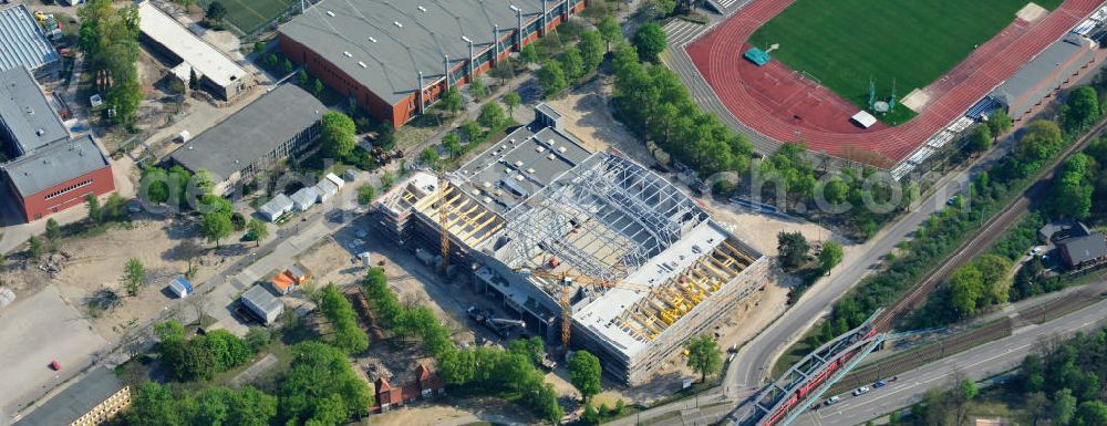 Potsdam from above - Blick auf die Baustelle der Mehrzweck-Sporthalle am Olympia-Stützpunkt Luftschiffhafen im Südwesten Potsdams. Die Landeshauptstadt baut im Rahmen des Konjunkturpaket II mit ihrer stadteigene Unternehmensholding Pro Potsdam die 17 Millionen Euro teuren Mehrzweckhalle. Künftig werden dort maximal 2700 Zuschauer auch internationale Sportwettkämpfe verfolgen können. Im Stützpunkt trainieren unter an deren die Fußballerinnen des FFC Turbine Potsdam sowie die zur Weltspitze zählenden Kanuten des OSC Potsdam. Bislang fehlte in der Stadt eine wettkampftaugliche Halle. Die Bauausführung erfolgt durch die ANES Bauausführungen Berlin GmbH. View the construction site of the multi-purpose sports hall at the Olympic base airship base in the southwest of Potsdam.