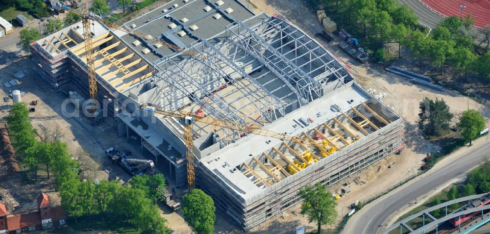 Aerial image Potsdam - Blick auf die Baustelle der Mehrzweck-Sporthalle am Olympia-Stützpunkt Luftschiffhafen im Südwesten Potsdams. Die Landeshauptstadt baut im Rahmen des Konjunkturpaket II mit ihrer stadteigene Unternehmensholding Pro Potsdam die 17 Millionen Euro teuren Mehrzweckhalle. Künftig werden dort maximal 2700 Zuschauer auch internationale Sportwettkämpfe verfolgen können. Im Stützpunkt trainieren unter an deren die Fußballerinnen des FFC Turbine Potsdam sowie die zur Weltspitze zählenden Kanuten des OSC Potsdam. Bislang fehlte in der Stadt eine wettkampftaugliche Halle. Die Bauausführung erfolgt durch die ANES Bauausführungen Berlin GmbH. View the construction site of the multi-purpose sports hall at the Olympic base airship base in the southwest of Potsdam.