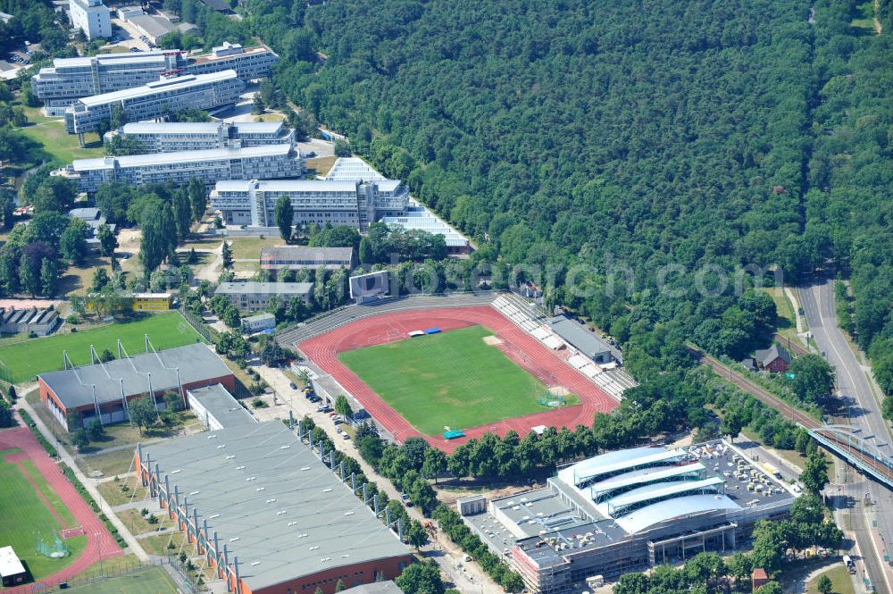 Aerial image Potsdam - Blick auf die Baustelle der Mehrzweck-Sporthalle am Olympia-Stützpunkt Luftschiffhafen im Südwesten Potsdams. Die Landeshauptstadt baut im Rahmen des Konjunkturpaket II mit ihrer stadteigene Unternehmensholding Pro Potsdam die 17 Millionen Euro teuren Mehrzweckhalle. Künftig werden dort maximal 2700 Zuschauer auch internationale Sportwettkämpfe verfolgen können. Im Stützpunkt trainieren unter an deren die Fußballerinnen des FFC Turbine Potsdam sowie die zur Weltspitze zählenden Kanuten des OSC Potsdam. Bislang fehlte in der Stadt eine wettkampftaugliche Halle. Die Bauausführung erfolgt durch die ANES Bauausführungen Berlin GmbH. View the construction site of the multi-purpose sports hall at the Olympic base airship base in the southwest of Potsdam.