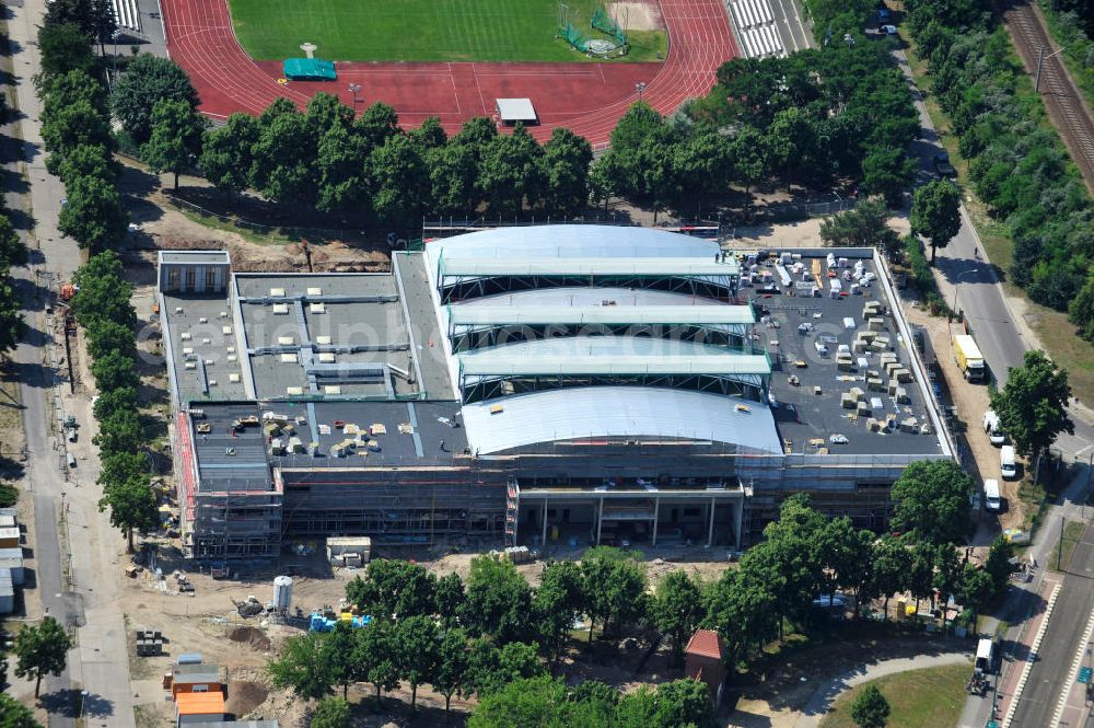 Aerial photograph Potsdam - Blick auf die Baustelle der Mehrzweck-Sporthalle am Olympia-Stützpunkt Luftschiffhafen im Südwesten Potsdams. Die Landeshauptstadt baut im Rahmen des Konjunkturpaket II mit ihrer stadteigene Unternehmensholding Pro Potsdam die 17 Millionen Euro teuren Mehrzweckhalle. Künftig werden dort maximal 2700 Zuschauer auch internationale Sportwettkämpfe verfolgen können. Im Stützpunkt trainieren unter an deren die Fußballerinnen des FFC Turbine Potsdam sowie die zur Weltspitze zählenden Kanuten des OSC Potsdam. Bislang fehlte in der Stadt eine wettkampftaugliche Halle. Die Bauausführung erfolgt durch die ANES Bauausführungen Berlin GmbH. View the construction site of the multi-purpose sports hall at the Olympic base airship base in the southwest of Potsdam.