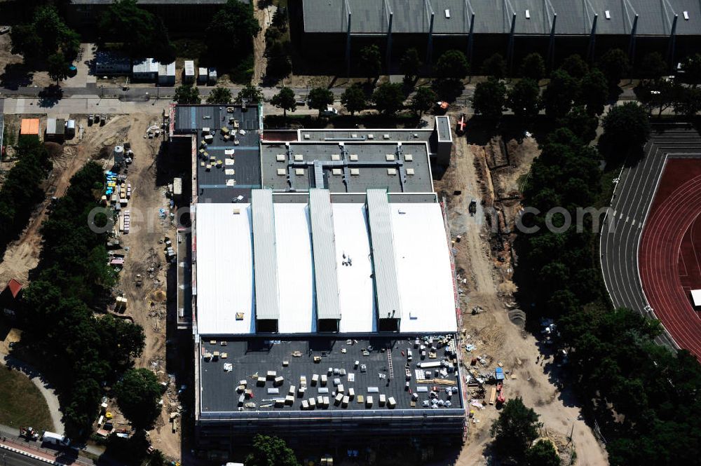 Aerial photograph Potsdam - Blick auf die Baustelle der Mehrzweck-Sporthalle am Olympia-Stützpunkt Luftschiffhafen im Südwesten Potsdams. Die Landeshauptstadt baut im Rahmen des Konjunkturpaket II mit ihrer stadteigene Unternehmensholding Pro Potsdam die 17 Millionen Euro teuren Mehrzweckhalle. Künftig werden dort maximal 2700 Zuschauer auch internationale Sportwettkämpfe verfolgen können. Im Stützpunkt trainieren unter an deren die Fußballerinnen des FFC Turbine Potsdam sowie die zur Weltspitze zählenden Kanuten des OSC Potsdam. Bislang fehlte in der Stadt eine wettkampftaugliche Halle. Die Bauausführung erfolgt durch die ANES Bauausführungen Berlin GmbH. View the construction site of the multi-purpose sports hall at the Olympic base airship base in the southwest of Potsdam.