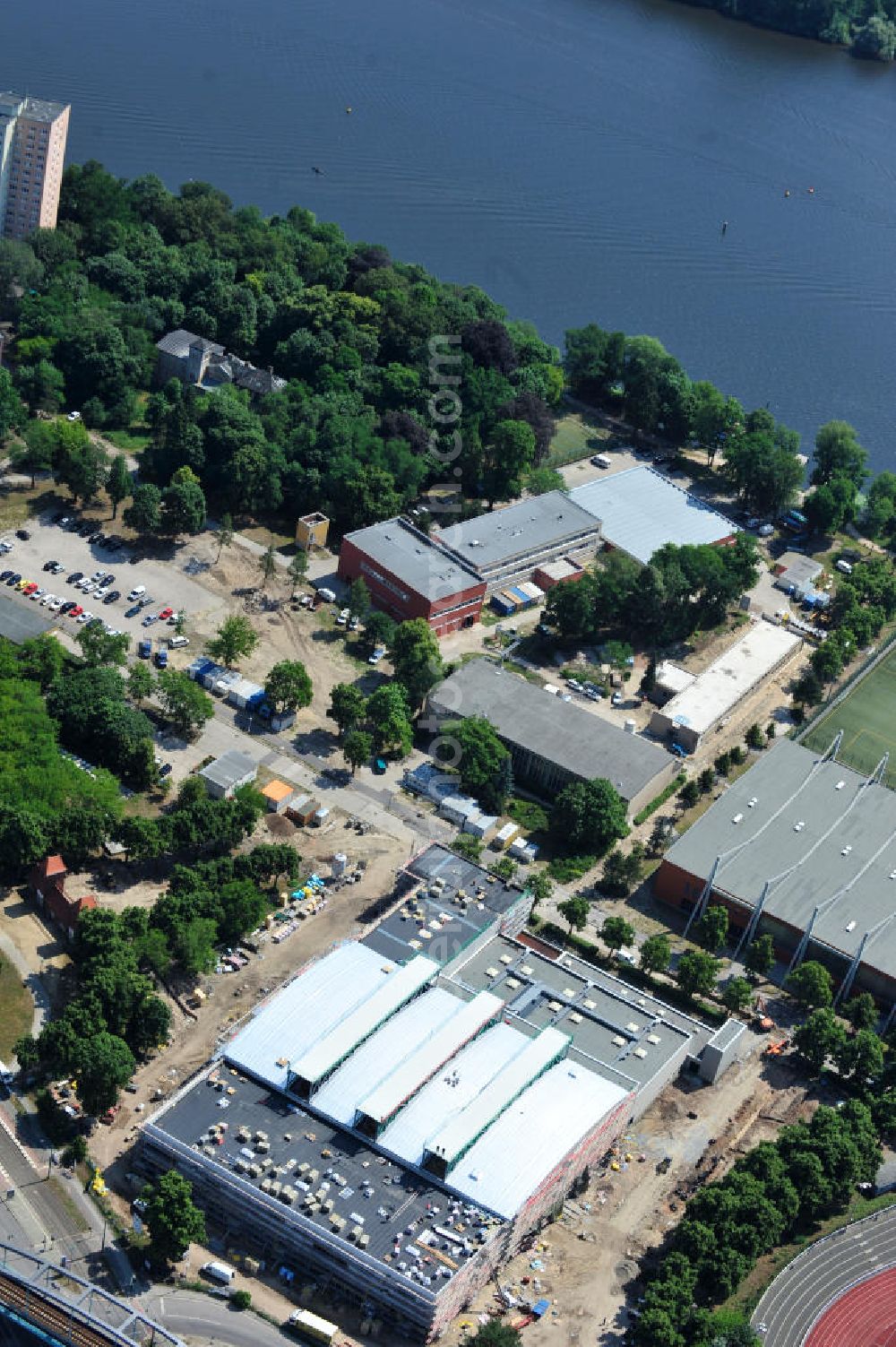 Aerial image Potsdam - Blick auf die Baustelle der Mehrzweck-Sporthalle am Olympia-Stützpunkt Luftschiffhafen im Südwesten Potsdams. Die Landeshauptstadt baut im Rahmen des Konjunkturpaket II mit ihrer stadteigene Unternehmensholding Pro Potsdam die 17 Millionen Euro teuren Mehrzweckhalle. Künftig werden dort maximal 2700 Zuschauer auch internationale Sportwettkämpfe verfolgen können. Im Stützpunkt trainieren unter an deren die Fußballerinnen des FFC Turbine Potsdam sowie die zur Weltspitze zählenden Kanuten des OSC Potsdam. Bislang fehlte in der Stadt eine wettkampftaugliche Halle. Die Bauausführung erfolgt durch die ANES Bauausführungen Berlin GmbH. View the construction site of the multi-purpose sports hall at the Olympic base airship base in the southwest of Potsdam.