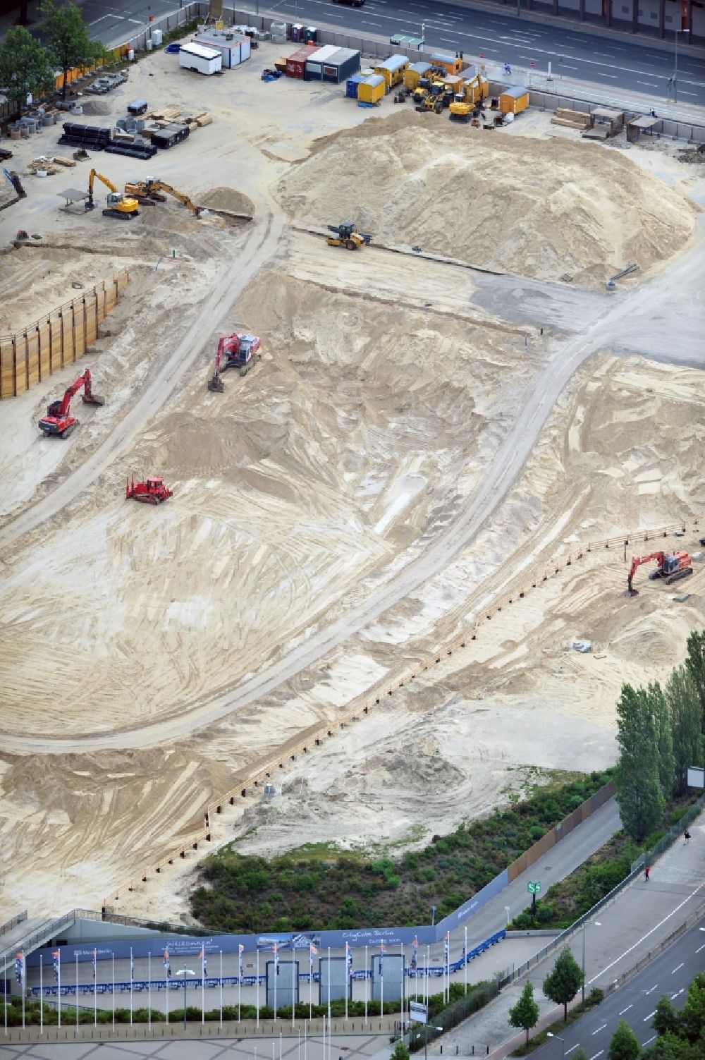 Aerial image Berlin - View of construction site at the exhibition venue Cube City Exhibition Grounds in Berlin Charlottenburg. On the site of the demolished Germany Hall is to be completed by the end of 2013, designed by the architectural firm UNIQUE CODE suitable congress hall