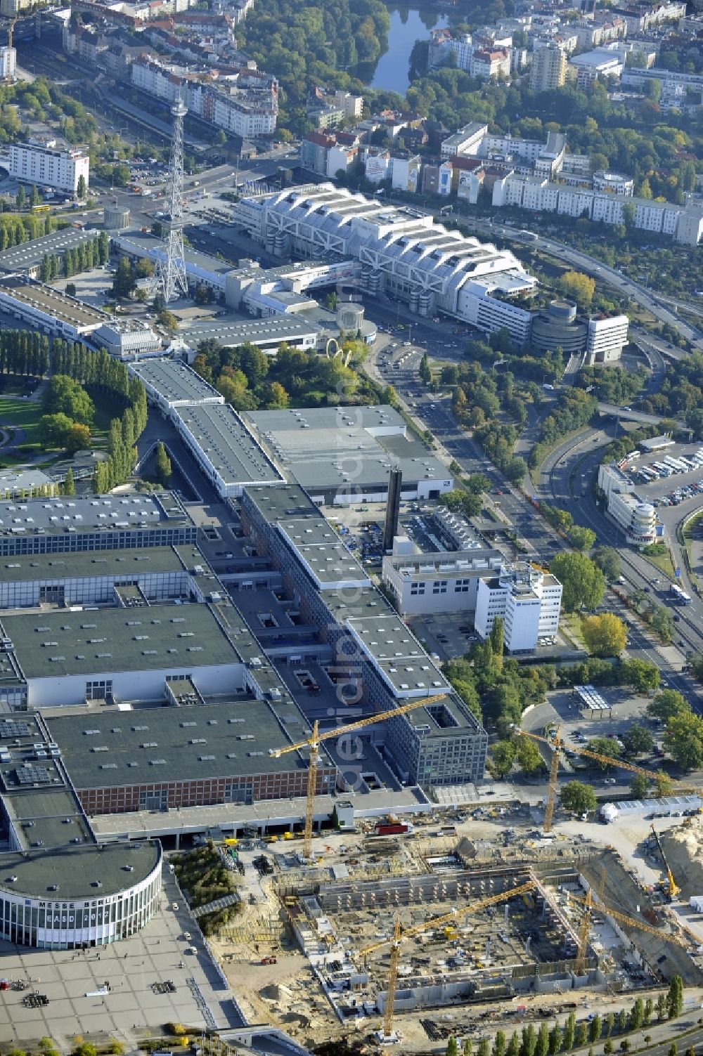 Aerial photograph Berlin - View of construction site at the exhibition venue Cube City Exhibition Grounds in Berlin Charlottenburg. On the site of the demolished Germany Hall is to be completed by the end of 2013, designed by the architectural firm UNIQUE CODE suitable congress hall