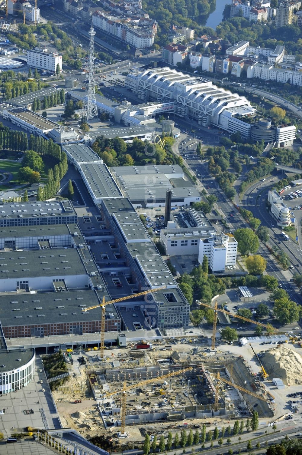 Berlin from above - View of construction site at the exhibition venue Cube City Exhibition Grounds in Berlin Charlottenburg. On the site of the demolished Germany Hall is to be completed by the end of 2013, designed by the architectural firm UNIQUE CODE suitable congress hall