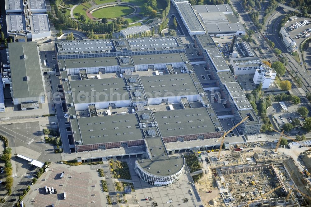 Aerial photograph Berlin - View of construction site at the exhibition venue Cube City Exhibition Grounds in Berlin Charlottenburg. On the site of the demolished Germany Hall is to be completed by the end of 2013, designed by the architectural firm UNIQUE CODE suitable congress hall