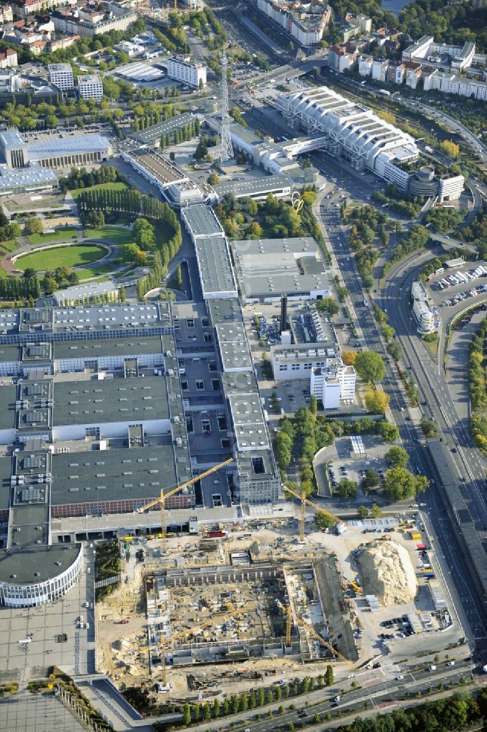 Berlin from the bird's eye view: View of construction site at the exhibition venue Cube City Exhibition Grounds in Berlin Charlottenburg. On the site of the demolished Germany Hall is to be completed by the end of 2013, designed by the architectural firm UNIQUE CODE suitable congress hall