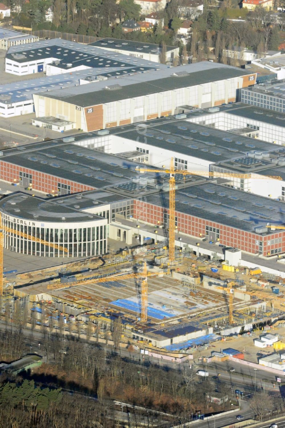 Aerial photograph Berlin - View of construction site at the exhibition venue Cube City Exhibition Grounds in Berlin Charlottenburg. On the site of the demolished Germany Hall is to be completed by the end of 2013, designed by the architectural firm UNIQUE CODE suitable congress hall