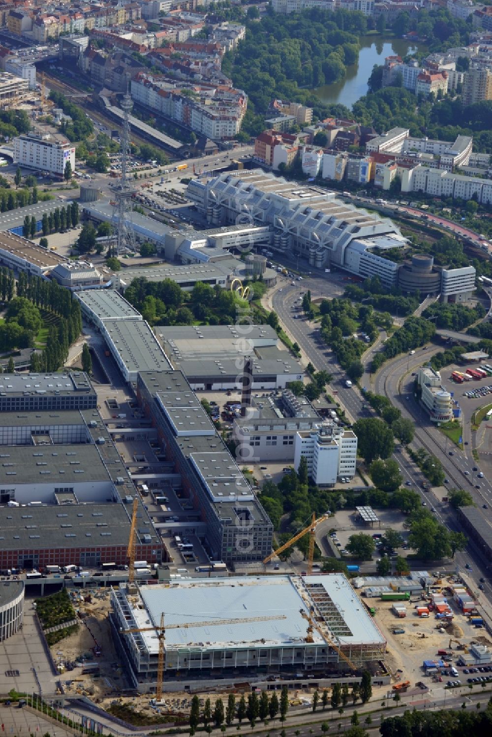 Aerial image Berlin - View of construction site at the exhibition venue Cube City Exhibition Grounds in Berlin Charlottenburg. On the site of the demolished Germany Hall is to be completed by the end of 2013, designed by the architectural firm UNIQUE CODE suitable congress hall