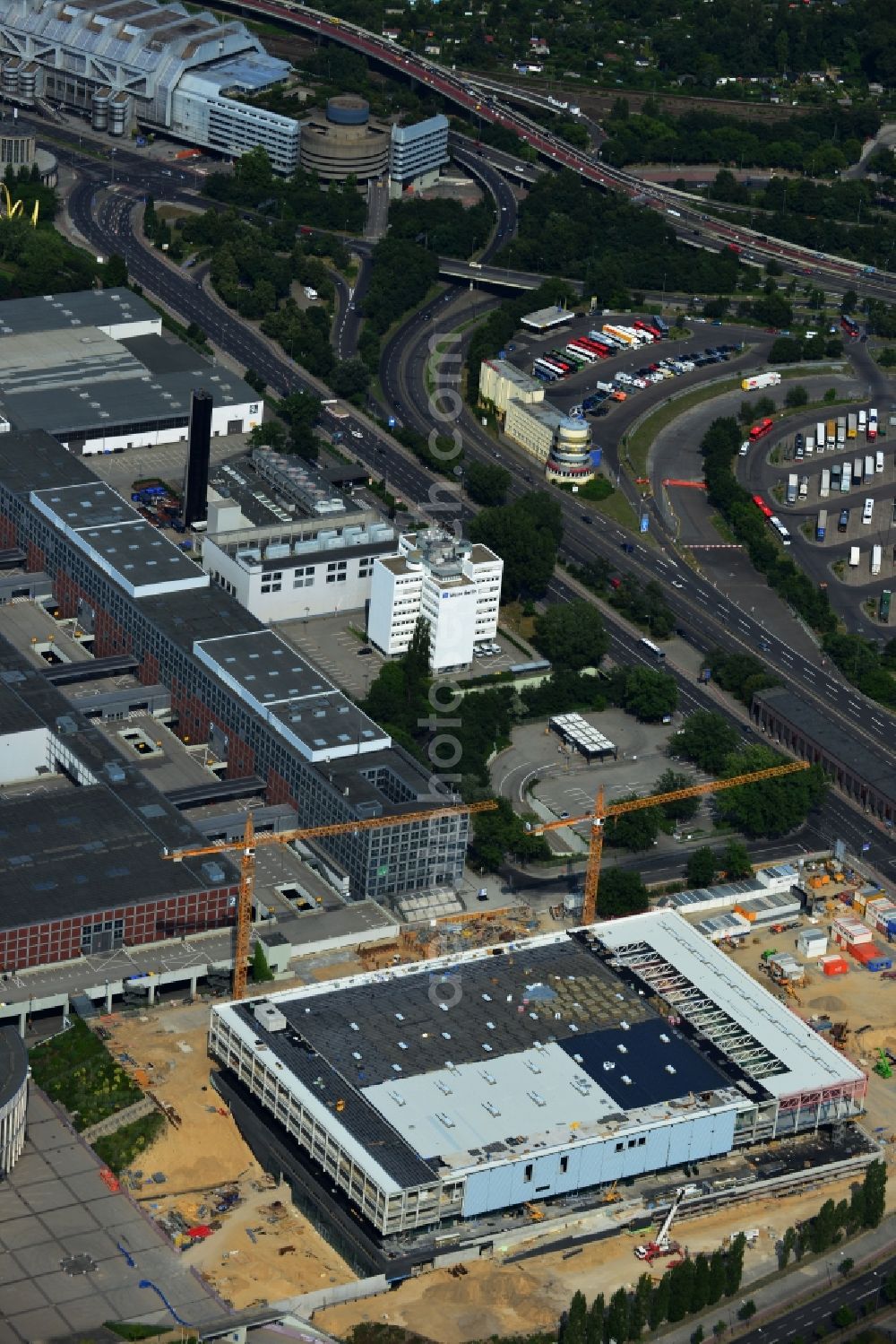 Aerial image Berlin - View of construction site at the exhibition venue Cube City Exhibition Grounds in Berlin Charlottenburg. On the site of the demolished Germany Hall is to be completed by the end of 2013, designed by the architectural firm UNIQUE CODE suitable congress hall