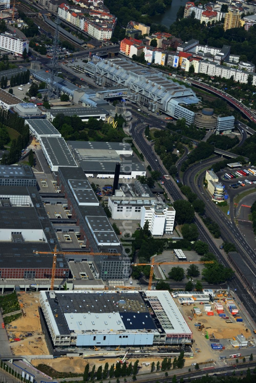 Aerial photograph Berlin - View of construction site at the exhibition venue Cube City Exhibition Grounds in Berlin Charlottenburg. On the site of the demolished Germany Hall is to be completed by the end of 2013, designed by the architectural firm UNIQUE CODE suitable congress hall