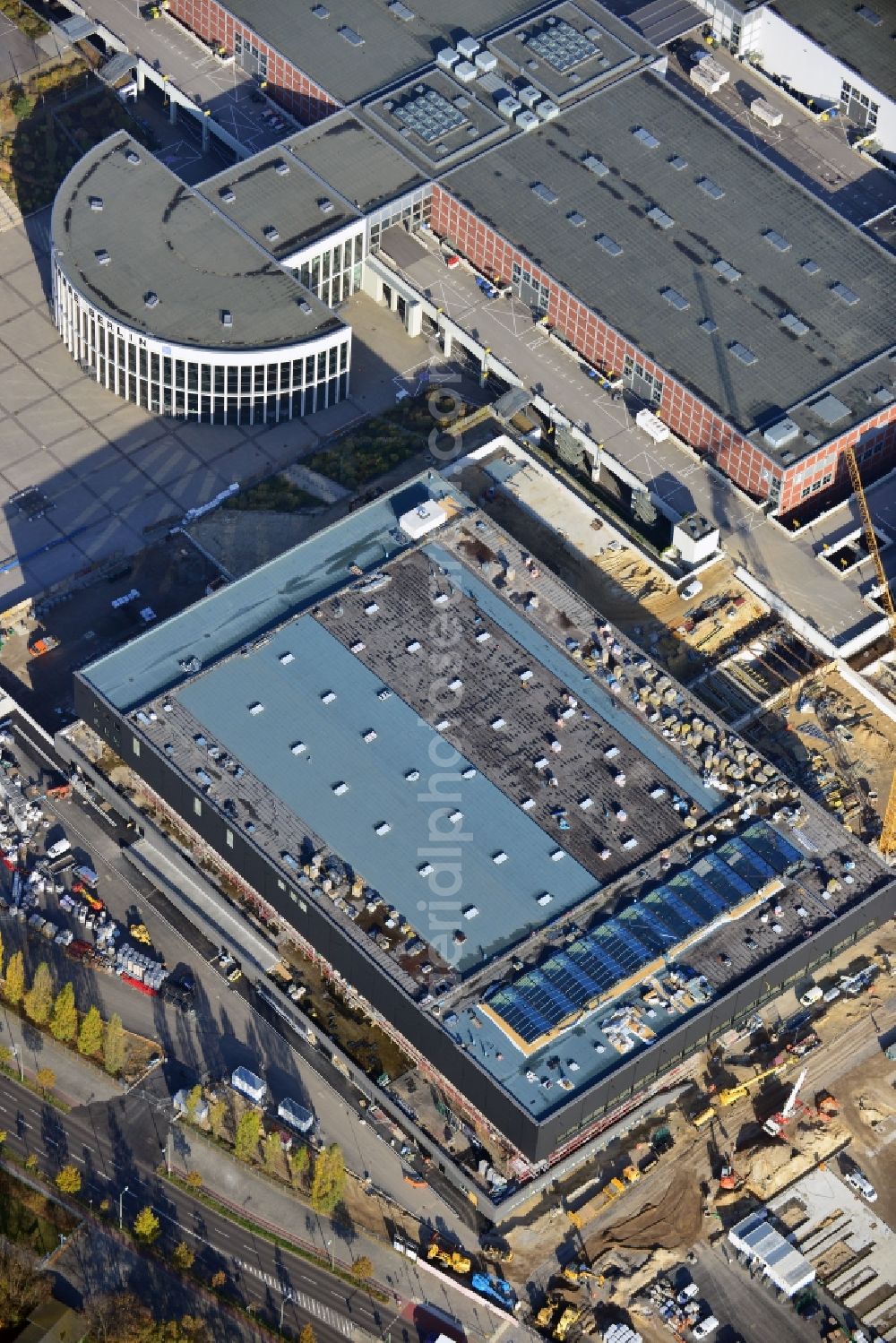 Berlin from above - View of construction site at the exhibition venue Cube City Exhibition Grounds in Berlin Charlottenburg. On the site of the demolished Germany Hall is to be completed by the end of 2013, designed by the architectural firm UNIQUE CODE suitable congress hall