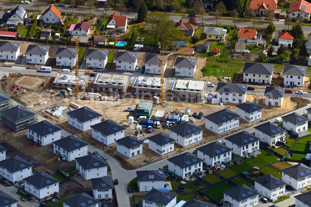 Aerial image Schulzendorf - Residential area construction site of a mixed development with multi-family houses and single-family houses- New building at the on Ritterfleck - Sonnenblumenweg - Malvenweg in Schulzendorf in the state Brandenburg, Germany