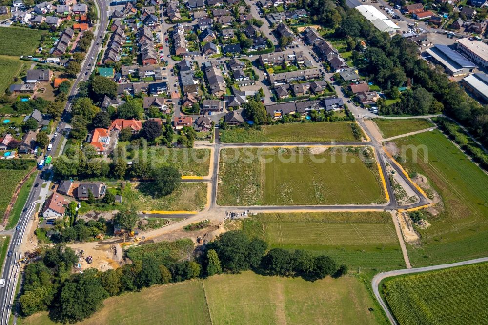 Aerial photograph Hünxe - Residential area construction site of a mixed development with multi-family houses and single-family houses- New building at the Nelkenstrasse along the Schermbecker Landstrasse in Huenxe in the state North Rhine-Westphalia, Germany