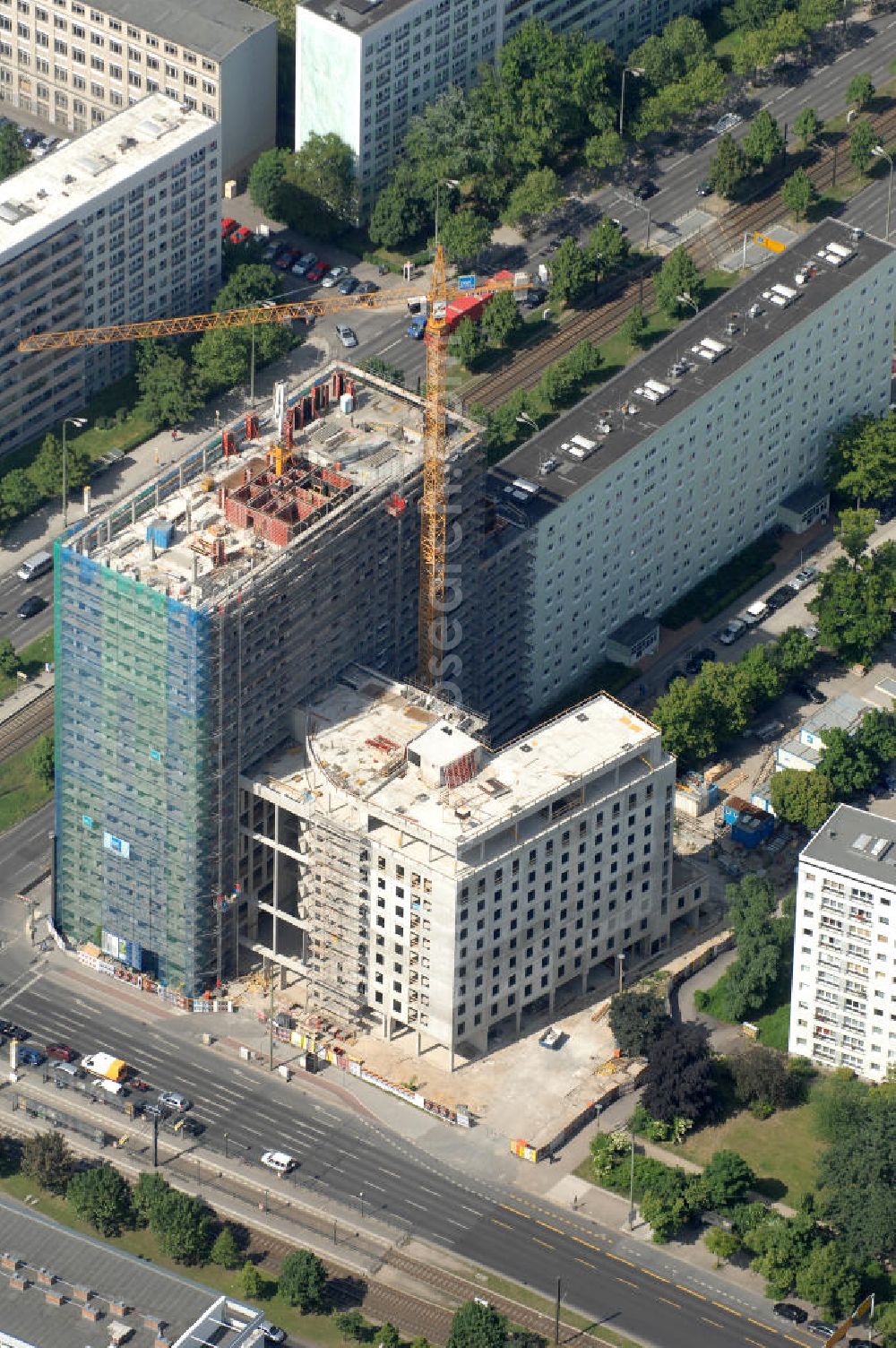 Berlin from above - Blick auf die Baustelle Mollstraße 31 Ecke Otto-Braun-Straße für das neue Wohn- und Geschäftshaus mit dem Namen Königstadt-Carree. Führendes Bauunternehmen ist die DIW Bau GmbH. Kontakt: http://