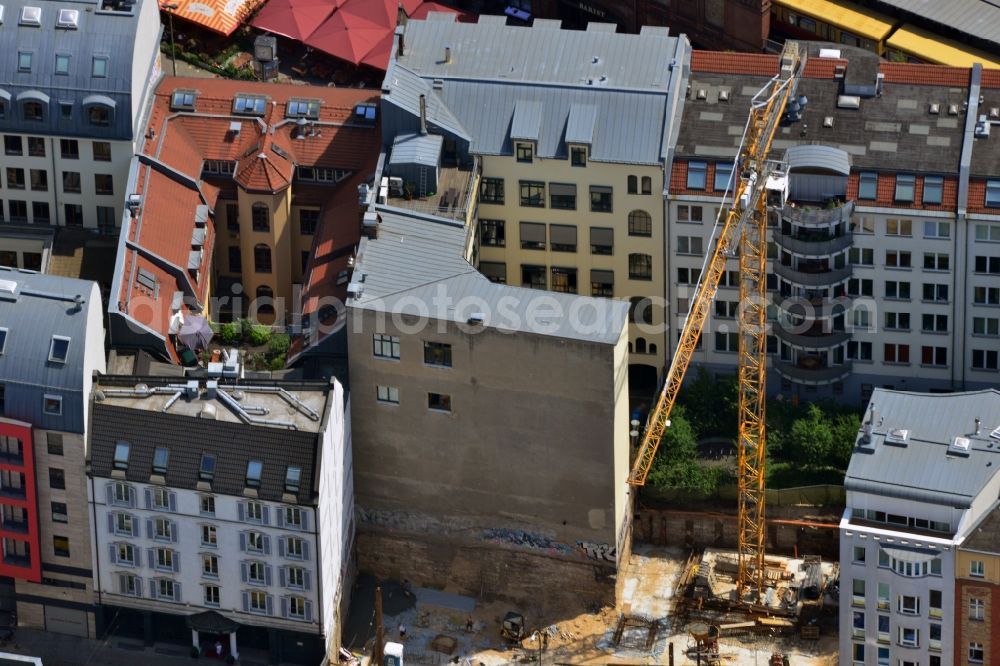 Berlin from the bird's eye view: Building lot between the Hakescher Markt Hotel and a residential building in the Grosse Praesidentenstrasse in Berlin-Mitte. It is worked on the building foundation and there is built a hotel and a residential building with underground parking. Client is the S&R Beteiligungsgesellschaft GmbH & Co am Hauptbahnhof KG