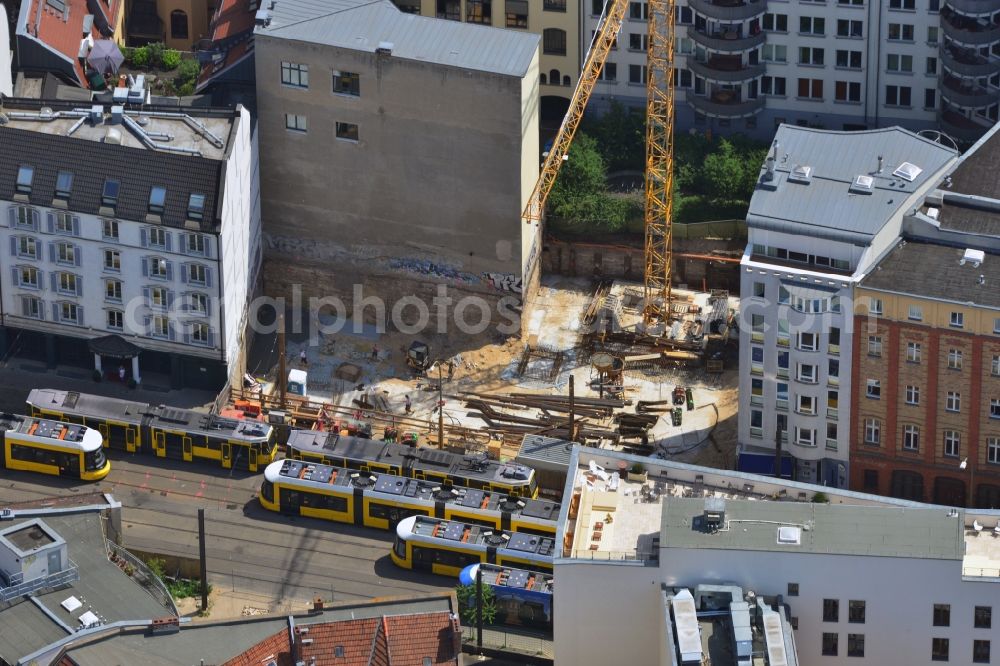 Aerial image Berlin - Building lot between the Hakescher Markt Hotel and a residential building in the Grosse Praesidentenstrasse in Berlin-Mitte overlooking the trams. It is worked on the building foundation and there is built a hotel and a residential building with underground parking. Client is the S&R Beteiligungsgesellschaft GmbH & Co am Hauptbahnhof KG