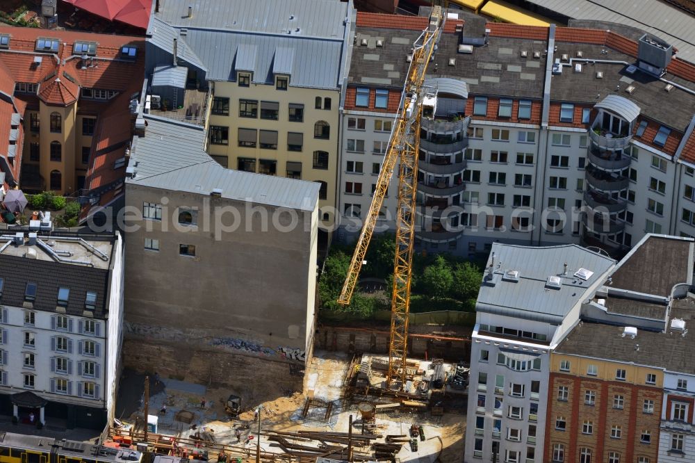 Aerial photograph Berlin - Building lot between the Hakescher Markt Hotel and a residential building in the Grosse Praesidentenstrasse in Berlin-Mitte. It is worked on the building foundation and there is built a hotel and a residential building with underground parking. Client is the S&R Beteiligungsgesellschaft GmbH & Co am Hauptbahnhof KG