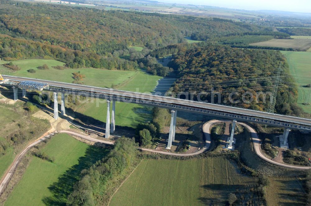 Ettenhausen from above - Blick auf die Baustelle der neuen Nessetalbrücke mit einer Länge von 380 m. Die Brücke ist Teil des Projekt Nordverlegung / Umfahrung Hörselberge der Autobahn E40 / A4 in Thüringen bei Eisenach. Durchgeführt werden die im Zuge dieses Projektes notwendigen Arbeiten unter an derem von den Mitarbeitern der Niederlassung Weimar der EUROVIA Verkehrsbau Union sowie der Niederlassungen Abbruch und Erdbau, Betonstraßenbau, Ingenieurbau und TECO Schallschutz der EUROVIA Beton sowie der DEGES.