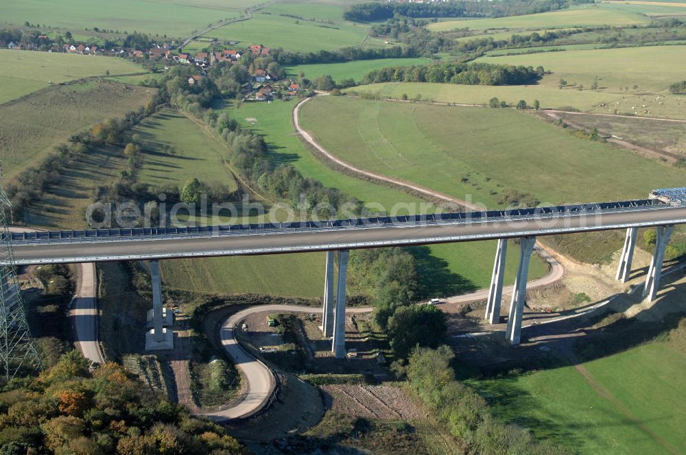 Ettenhausen from above - Blick auf die Baustelle der neuen Nessetalbrücke mit einer Länge von 380 m. Die Brücke ist Teil des Projekt Nordverlegung / Umfahrung Hörselberge der Autobahn E40 / A4 in Thüringen bei Eisenach. Durchgeführt werden die im Zuge dieses Projektes notwendigen Arbeiten unter an derem von den Mitarbeitern der Niederlassung Weimar der EUROVIA Verkehrsbau Union sowie der Niederlassungen Abbruch und Erdbau, Betonstraßenbau, Ingenieurbau und TECO Schallschutz der EUROVIA Beton sowie der DEGES.