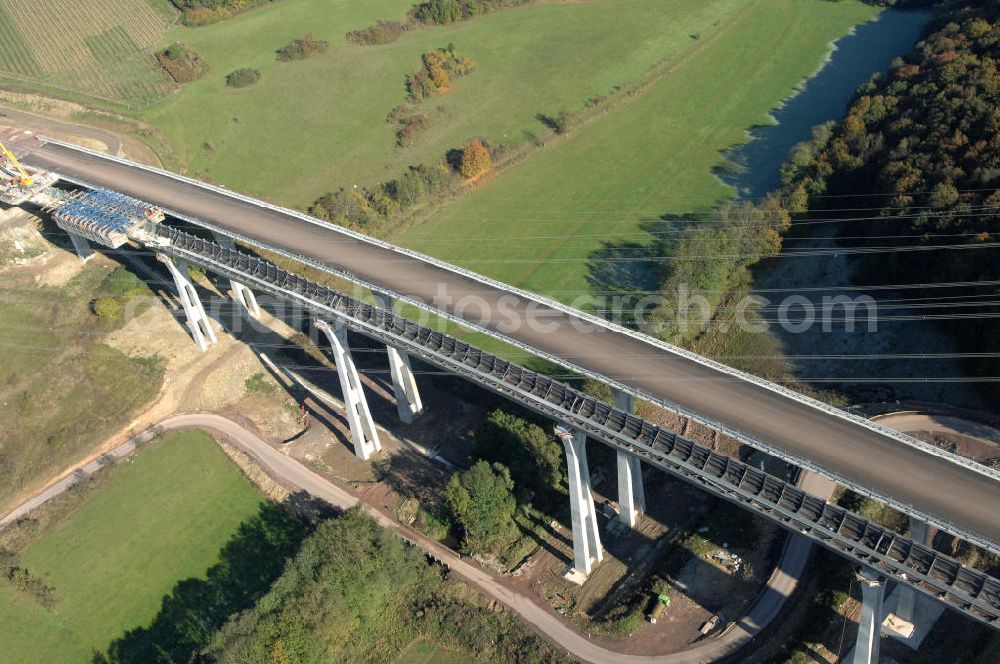 Aerial image Ettenhausen - Blick auf die Baustelle der neuen Nessetalbrücke mit einer Länge von 380 m. Die Brücke ist Teil des Projekt Nordverlegung / Umfahrung Hörselberge der Autobahn E40 / A4 in Thüringen bei Eisenach. Durchgeführt werden die im Zuge dieses Projektes notwendigen Arbeiten unter an derem von den Mitarbeitern der Niederlassung Weimar der EUROVIA Verkehrsbau Union sowie der Niederlassungen Abbruch und Erdbau, Betonstraßenbau, Ingenieurbau und TECO Schallschutz der EUROVIA Beton sowie der DEGES.