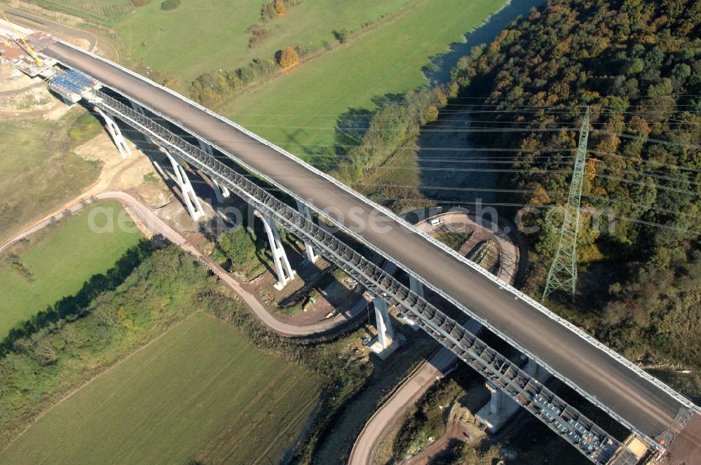 Aerial photograph Ettenhausen - Blick auf die Baustelle der neuen Nessetalbrücke mit einer Länge von 380 m. Die Brücke ist Teil des Projekt Nordverlegung / Umfahrung Hörselberge der Autobahn E40 / A4 in Thüringen bei Eisenach. Durchgeführt werden die im Zuge dieses Projektes notwendigen Arbeiten unter an derem von den Mitarbeitern der Niederlassung Weimar der EUROVIA Verkehrsbau Union sowie der Niederlassungen Abbruch und Erdbau, Betonstraßenbau, Ingenieurbau und TECO Schallschutz der EUROVIA Beton sowie der DEGES.