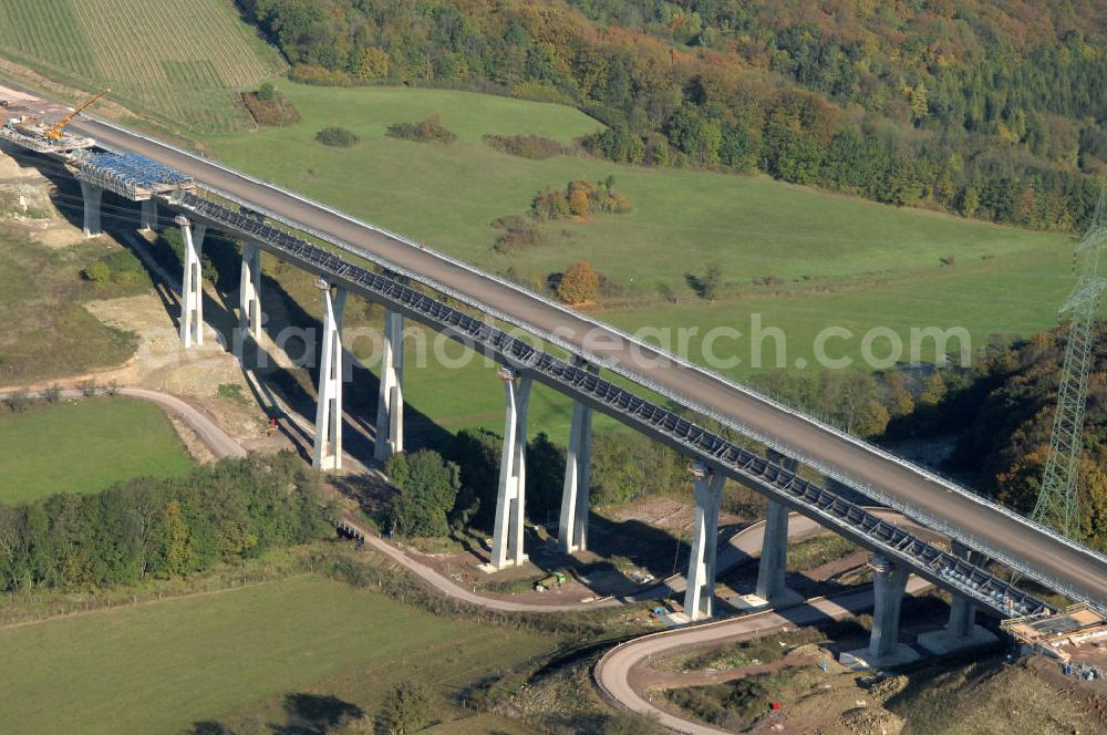 Aerial photograph Ettenhausen - Blick auf die Baustelle der neuen Nessetalbrücke mit einer Länge von 380 m. Die Brücke ist Teil des Projekt Nordverlegung / Umfahrung Hörselberge der Autobahn E40 / A4 in Thüringen bei Eisenach. Durchgeführt werden die im Zuge dieses Projektes notwendigen Arbeiten unter an derem von den Mitarbeitern der Niederlassung Weimar der EUROVIA Verkehrsbau Union sowie der Niederlassungen Abbruch und Erdbau, Betonstraßenbau, Ingenieurbau und TECO Schallschutz der EUROVIA Beton sowie der DEGES.