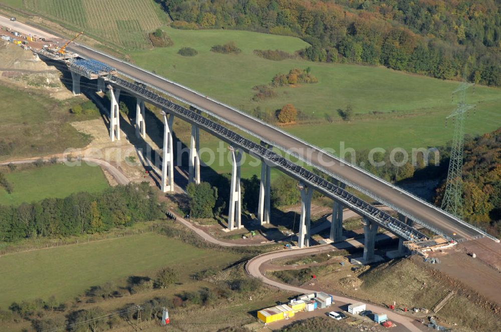 Ettenhausen from above - Blick auf die Baustelle der neuen Nessetalbrücke mit einer Länge von 380 m. Die Brücke ist Teil des Projekt Nordverlegung / Umfahrung Hörselberge der Autobahn E40 / A4 in Thüringen bei Eisenach. Durchgeführt werden die im Zuge dieses Projektes notwendigen Arbeiten unter an derem von den Mitarbeitern der Niederlassung Weimar der EUROVIA Verkehrsbau Union sowie der Niederlassungen Abbruch und Erdbau, Betonstraßenbau, Ingenieurbau und TECO Schallschutz der EUROVIA Beton sowie der DEGES.