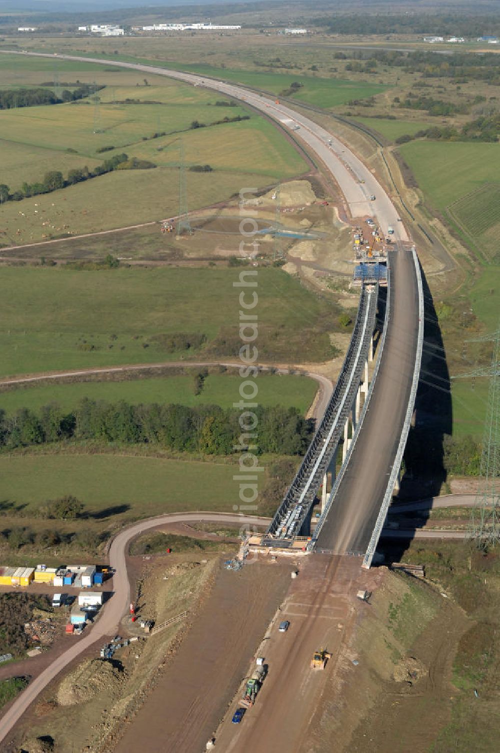 Ettenhausen from above - Blick auf die Baustelle der neuen Nessetalbrücke mit einer Länge von 380 m. Die Brücke ist Teil des Projekt Nordverlegung / Umfahrung Hörselberge der Autobahn E40 / A4 in Thüringen bei Eisenach. Durchgeführt werden die im Zuge dieses Projektes notwendigen Arbeiten unter an derem von den Mitarbeitern der Niederlassung Weimar der EUROVIA Verkehrsbau Union sowie der Niederlassungen Abbruch und Erdbau, Betonstraßenbau, Ingenieurbau und TECO Schallschutz der EUROVIA Beton sowie der DEGES.