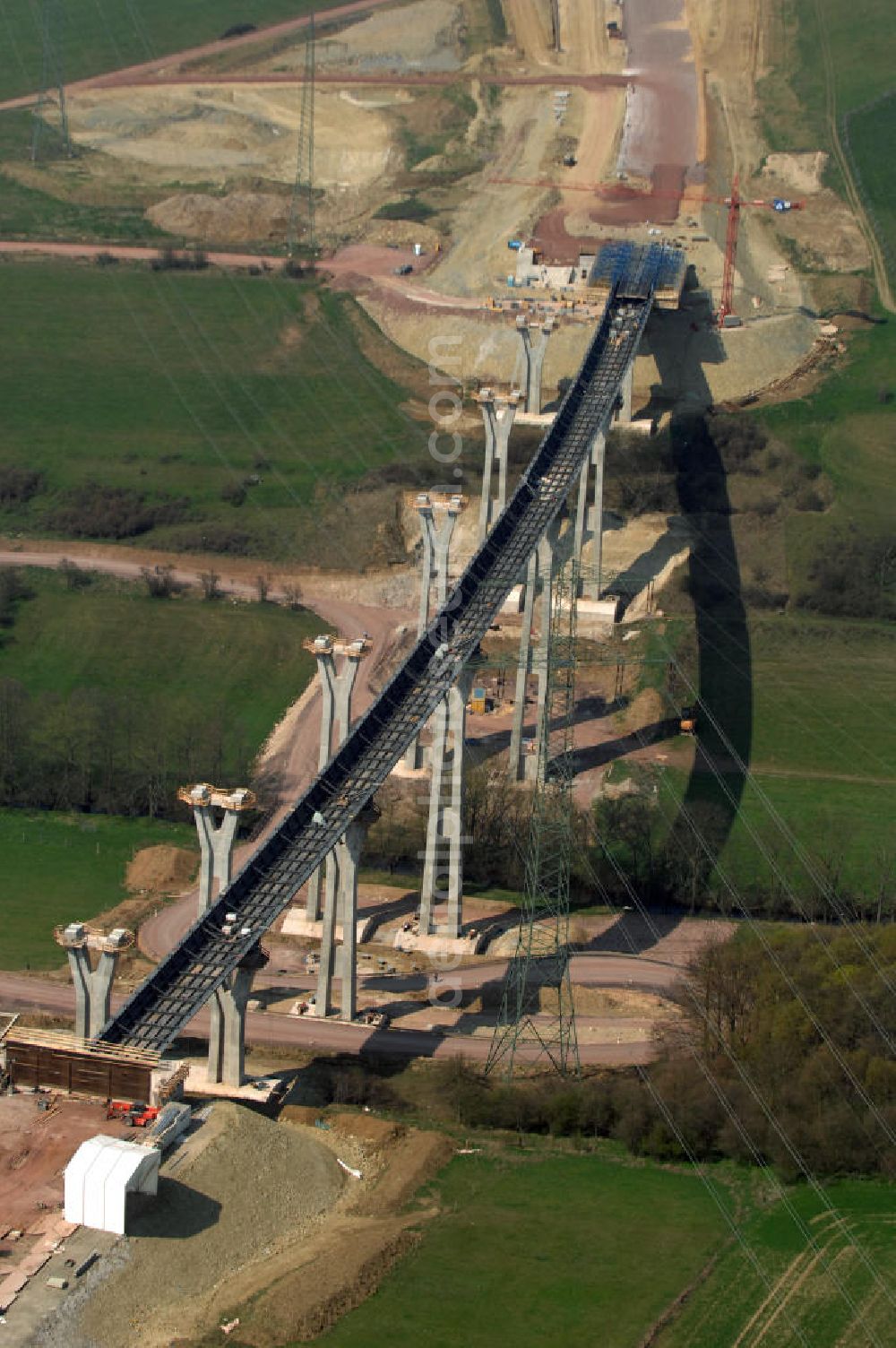 Ettenhausen from above - Blick auf die Baustelle der neuen Nessetalbrücke mit einer Länge von 380 m. Die Brücke ist Teil des Projekt Nordverlegung / Umfahrung Hörselberge der Autobahn E40 / A4 in Thüringen bei Eisenach. Durchgeführt werden die im Zuge dieses Projektes notwendigen Arbeiten unter an derem von den Mitarbeitern der Niederlassung Weimar der EUROVIA Verkehrsbau Union sowie der Niederlassungen Abbruch und Erdbau, Betonstraßenbau, Ingenieurbau und TECO Schallschutz der EUROVIA Beton sowie der DEGE??